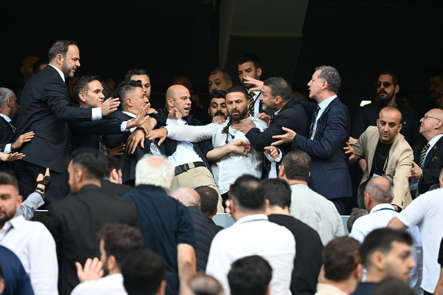 Ali Koç tribünlerin önünden geçerken ıslıklarla protesto edildi