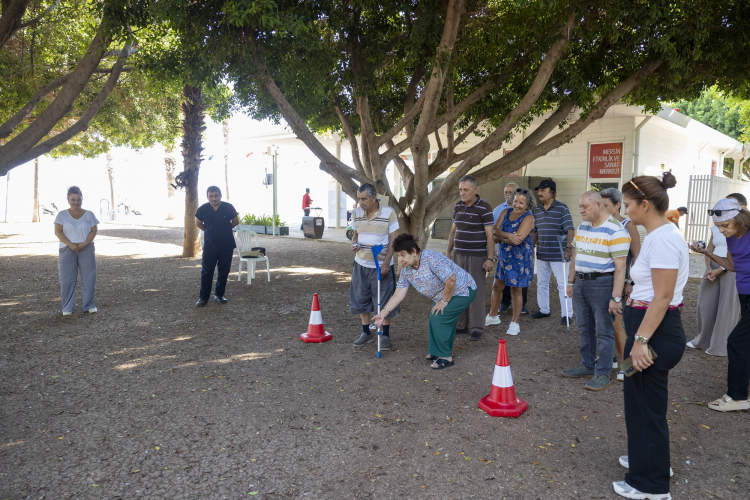 Mersin’de ‘80’ler Buluşması’ Yaş almış vatandaşlar spor ve sosyal etkinliklerle buluştu 2