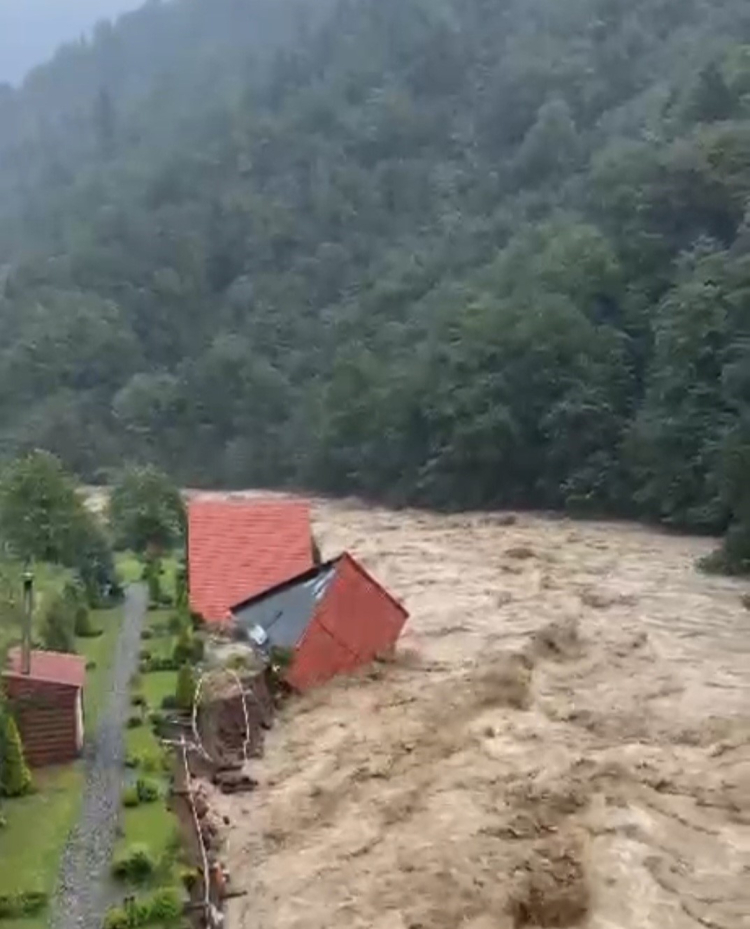 Rize'de sel sularının yıktığı bungalovlar, bir yıl önce yıkılacak denilen yapılar çıktı 2