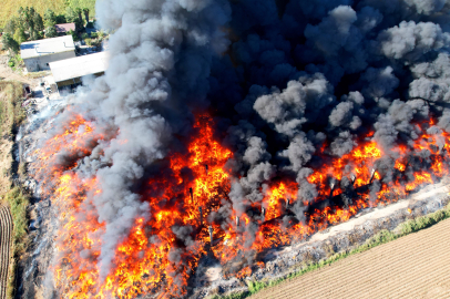 Adana’da geri dönüşüm fabrikasında çıkan yangın drone ile görüntülendi