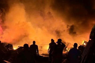 Alevler Antakya gecesinde hurdalığı sardı