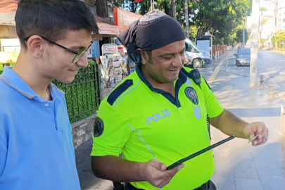 Kargo şubesinden ehliyetini alan genç, mutluluğunu polisle paylaştı