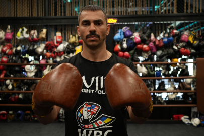 Polis memuru Ilgar Çelik, gündüz görevde akşam ringde