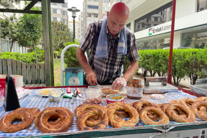 Adana’da simit tezgahı, zengin menü seçenekleriyle göz dolduruyor