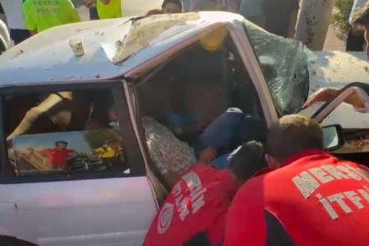 Mersin’de otomobil kaldırıma çıkıp ağaca çarptı: 2 yaralı