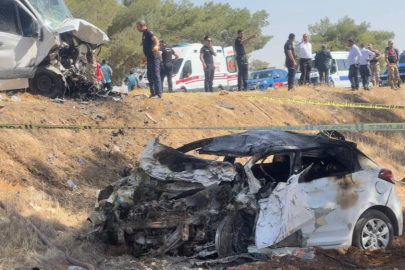 Şanlıurfa’da feci kaza: Minibüs ile otomobil çarpıştı, 1 ölü 14 yaralı