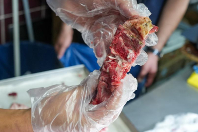 Tarsus’ta zabıta denetiminde sağlıksız ürünler imha edildi