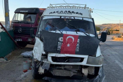 Tarım işçilerini taşıyan minibüsle kamyon çarpıştı: 20 yaralı