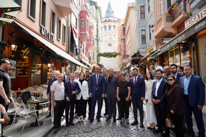 Kültür ve Turizm Bakanı Ersoy, İstiklal Caddesi’nde esnafla buluştu