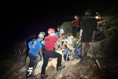 Tarihi yolda mahsur kalan 3 kişi kurtarıldı