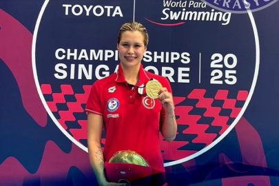 Milli sporcu Defne Kurt, Dünya Para Yüzme Şampiyonası’nda altın madalya kazandı