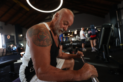 Antalya'nın "Herkül Dede"si gençlere taş çıkartıyor