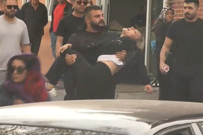 ​​​​​​​Güllü’nün cenazesinde yürek burkan an: Fenalaşan kızını kucaklayarak taşıdılar