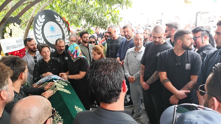 Arabesk müziğin unutulmaz sesi Güllü, son yolculuğuna uğurlandı