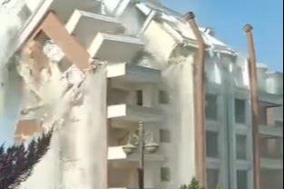 Hatay Kırıkhan’da 9 katlı bina iş makinesiyle kontrollü olarak yıkıldı