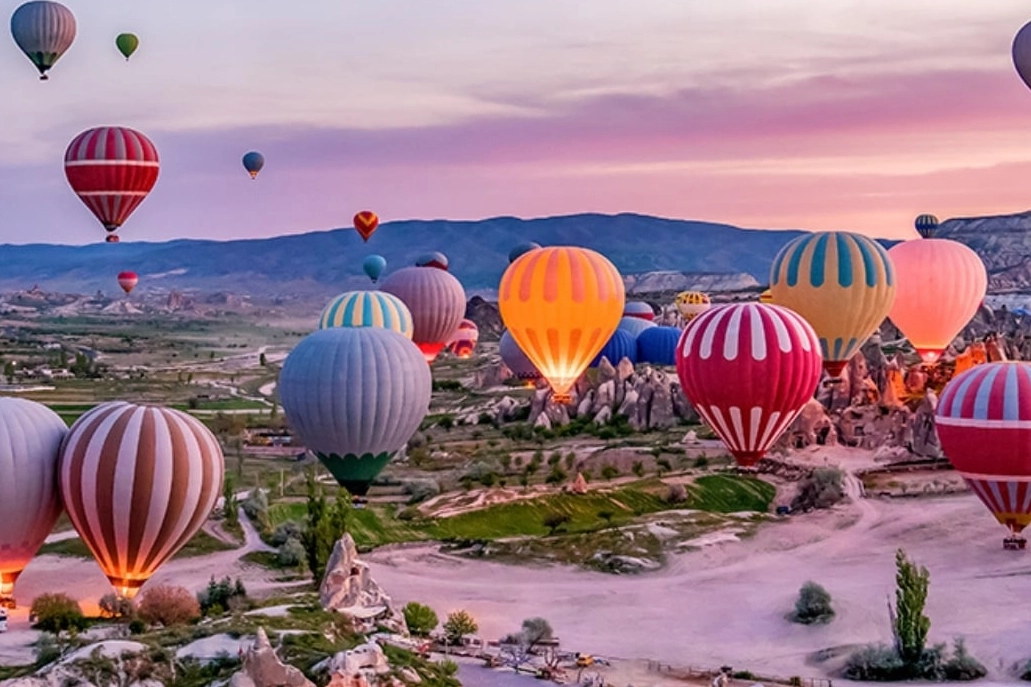 Kapadokya’dan Benzersiz Deneyimler: Vadiler, Balonlar ve Doğa Yürüyüşleri