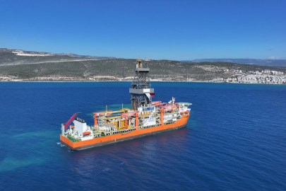 Bakan Bayraktar'dan enerji hamlesi müjdesi: Yeni sondaj gemisi Mersin Taşucu'na demirledi!