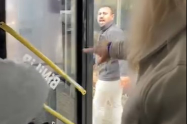 Bursa’da otobüs sürücüsü ile yolcular arasında trafik tartışması kamerada