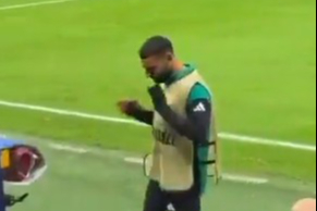 Galatasaray taraftarlarının ıslıklarına dayanamayan Mohamed Salah kulaklarını tıkadı