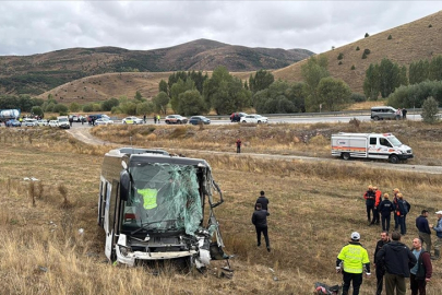 Sivas’ta yolcu otobüsü ile tırın çarpıştığı kazada 23 kişi yaralandı