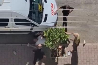 Adana’da sokak ortasında bıçaklı kavga kamerada