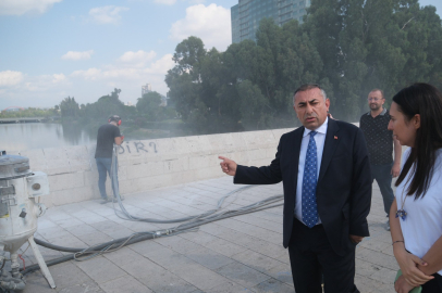 Adana’da Tarihi Taş Köprü’deki duvar yazıları temizleniyor