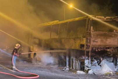 TAG Otoyolu’nda seyir halindeki bir yolcu otobüsü alevlere teslim oldu