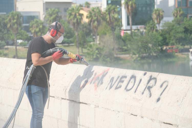 Dünyanın en eski köprüsü Taşköprü'deki çirkin yazılar silindi 2