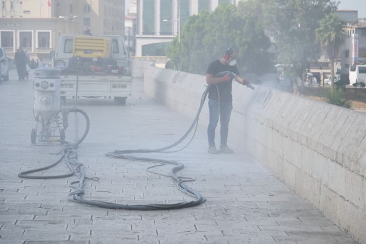 Dünyanın en eski köprüsü Taşköprü'deki çirkin yazılar silindi 3