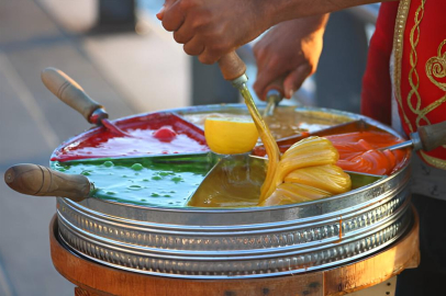 Adana sokaklarında mesir macunu geleneği sürüyor