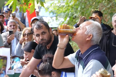 Balıkesir’de düzenlenen etkinlikte bir vatandaş, 2 dakikada 1 kilo balı yedi