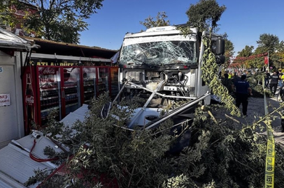 Freni bozulan kamyon 7 konteyner iş yerine çarptı