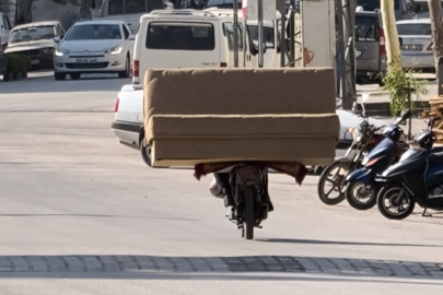 Tokat'ta bir genç motosiklet ile koltuk taşıdı