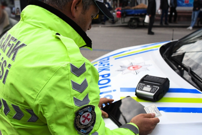 Trafik cezalarına rekor ücretler! Plakasıyla oynayana 140 bin TL, kırmızı ışıkta kazaya neden olana ehliyet iptali!