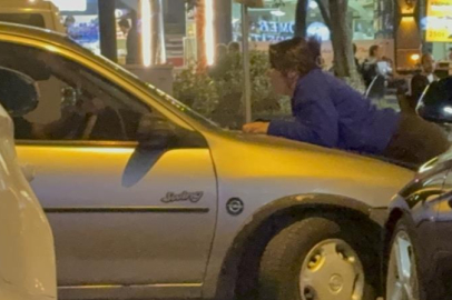 Kocasıyla tartışan kadın otomobilin kaputuna yattı