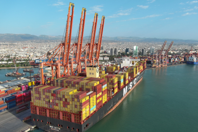 Mersin Limanı'nda tarihi gün: 400 metrelik dev konteyner gemisi MSC DITTE yanaştı