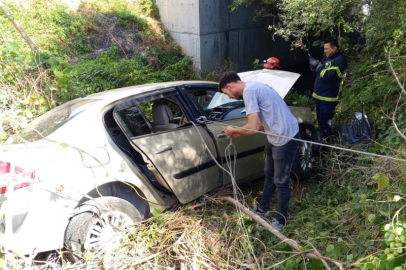 Seyir halindeyken tekerleği çıkan araç şarampole uçtu: 1'i ağır 2 yaralı