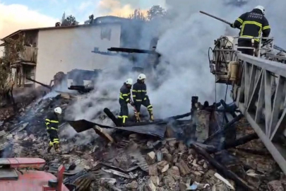 Adana Saimbeyli'de feci olay: Yanan ev çöktü, engelli iki kardeş enkaz altında aranıyor