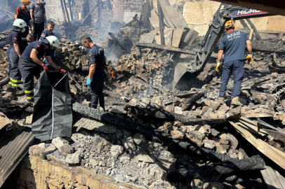 Yangında çöken evdeki 2 kardeşin ceset kalıntıları bulunarak adli tıpa gönderildi