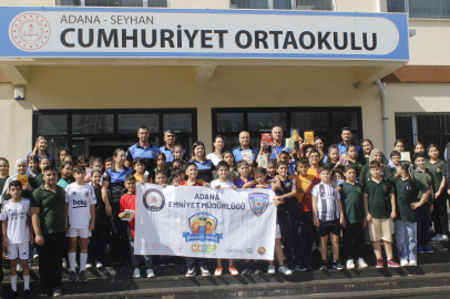 Adana’da polis ekipleri, çocuklara kitap okuma sevgisi aşılıyor