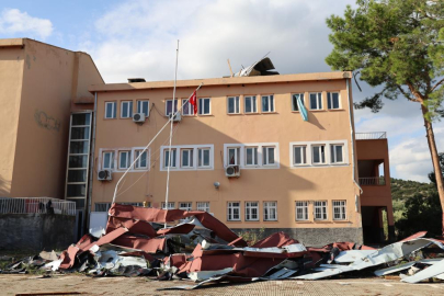 Adana Kozan’da hortum okulu vurdu