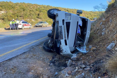 Mersin Erdemli’de minibüs devrildi: 1’i ağır 6 yaralı