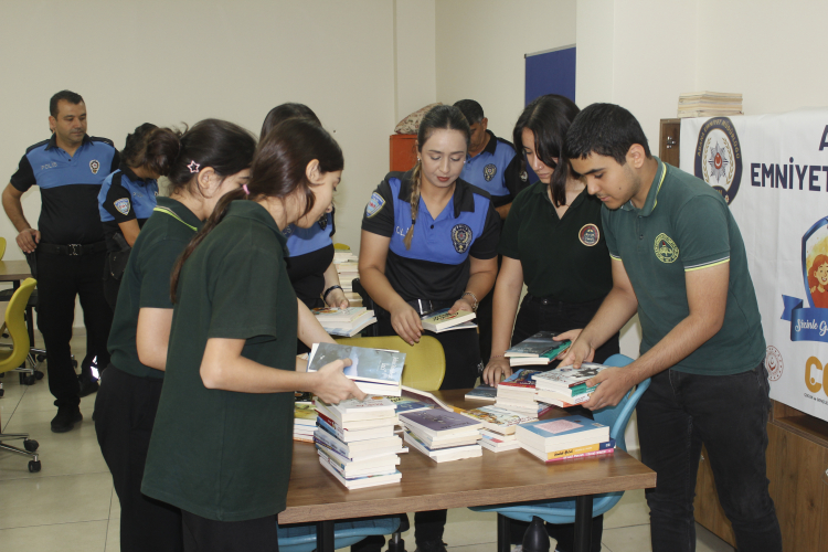 Adana’da polis ekipleri, çocuklara kitap okuma sevgisi aşılıyor