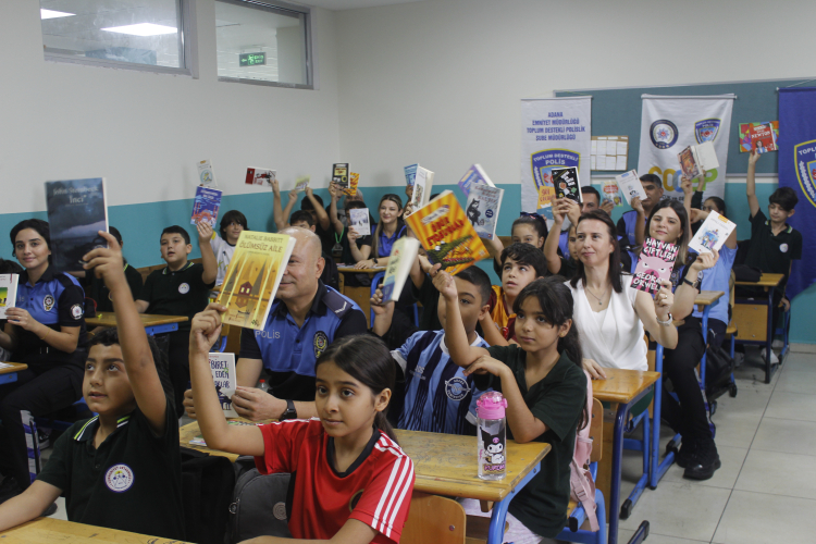 Adana’da polis ekipleri, çocuklara kitap okuma sevgisi aşılıyor