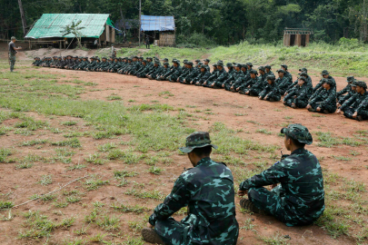 Myanmar’da dehşet! Festival alanına paraşütlü bomba: 40 ölü