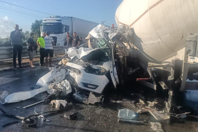 Tır otomobili ezdi, sürücü saniyelerle kurtuldu