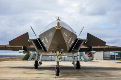 Türkiye’nin ilk insansız savaş uçağı Bayraktar KIZILELMA’dan tam isabetli ilk atış testi başarısı