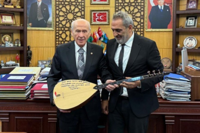 Yavuz Bingöl Devlet Bahçeli’ye bağlama hediye etti