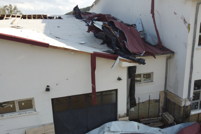 Adana Kozan’da hortum dehşeti: Lisenin çatısı uçtu, ağaçlar devrildi