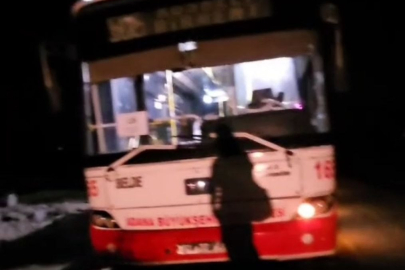 Adana Belediyesi'ne ait otobüsün sefer yaparken arızalanmasına vatandaşlar tepki gösterdi